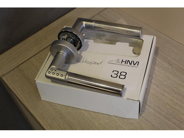 Deurklink met code rechtswijzend. code aanwezig - afbeelding 1 van  2