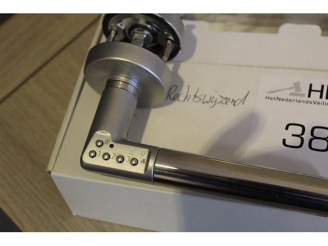 Deurklink met code rechtswijzend. code aanwezig - afbeelding 2 van  2