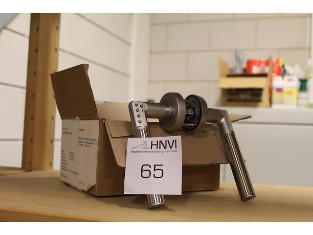 Deurklink met code rechtswijzend. code aanwezig - afbeelding 1 van  2