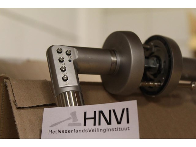 Deurklink met code rechtswijzend. code aanwezig - afbeelding 2 van  2