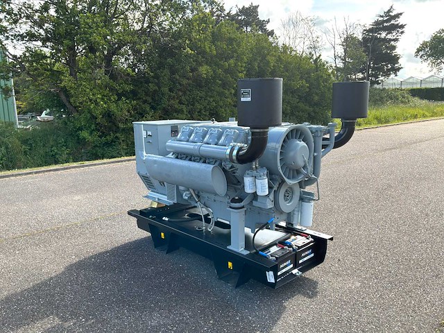 Deutz 8 cilinder f8l413f noodstroomaggregaat - afbeelding 16 van  17