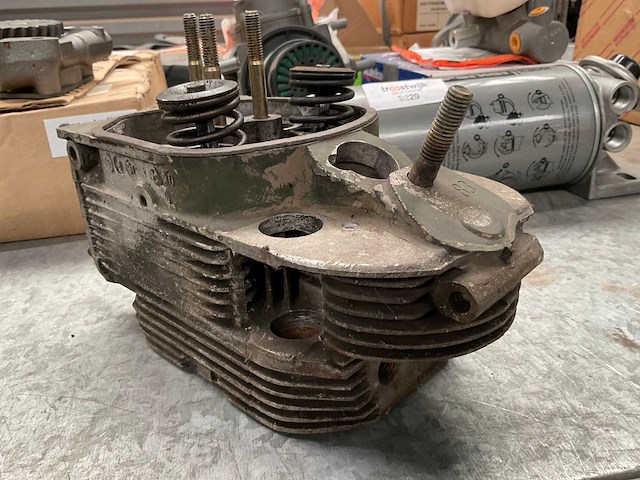Deutz fl912 cilinder kop (4x) - afbeelding 1 van  3