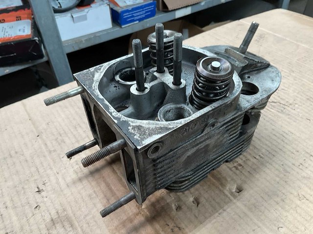 Deutz fl912 cilinderkop (13x) - afbeelding 1 van  6