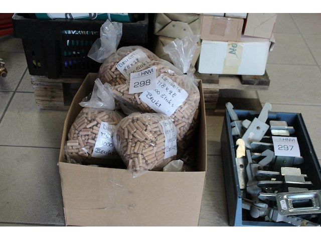 Deuvels 8 x 28 mm in doos, circa 10.000 stuks. - afbeelding 1 van  2