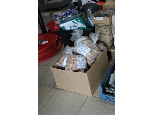 Deuvels 8 x 28 mm in doos, circa 10.000 stuks. - afbeelding 2 van  2