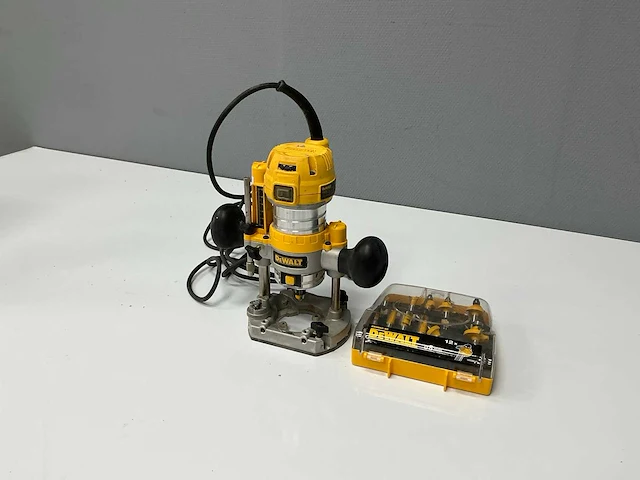 Dewalt - d26203 - freesmachine - afbeelding 1 van  13