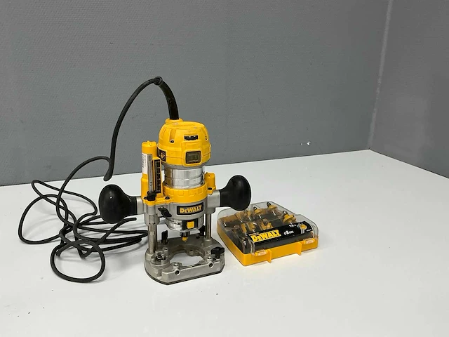 Dewalt - d26203 - freesmachine - afbeelding 7 van  13