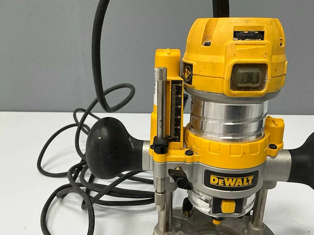 Dewalt - d26203 - freesmachine - afbeelding 11 van  13