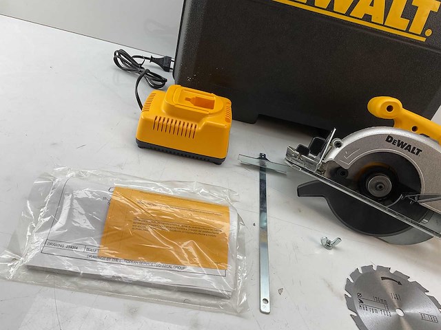 Dewalt - dw935k - handzaagmachine - afbeelding 2 van  3