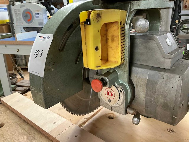 Dewalt 1600 radiaalafkortzaagmachine - afbeelding 9 van  11