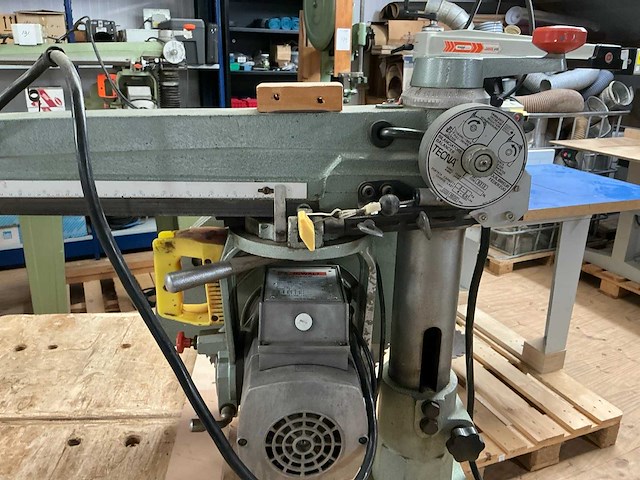 Dewalt 1600 radiaalafkortzaagmachine - afbeelding 10 van  11