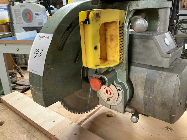 Dewalt 1600 radiaalafkortzaagmachine - afbeelding 9 van  11