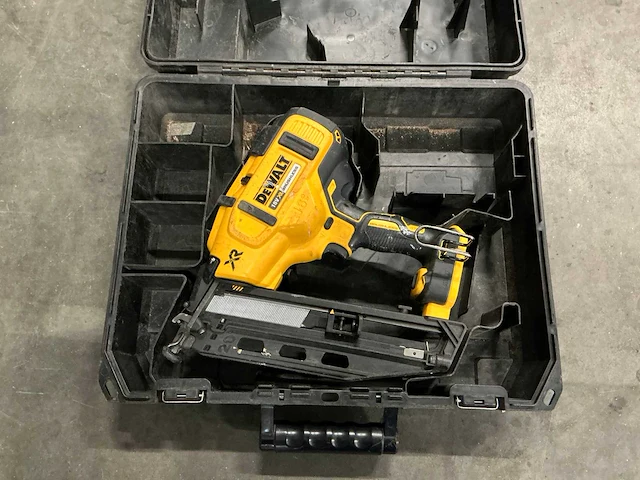 Dewalt 18v xr brushless tacker met koffer - afbeelding 1 van  3
