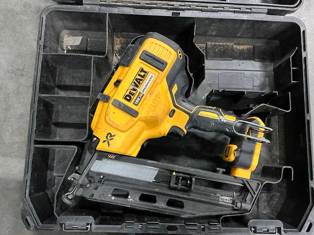 Dewalt 18v xr brushless tacker met koffer - afbeelding 2 van  3