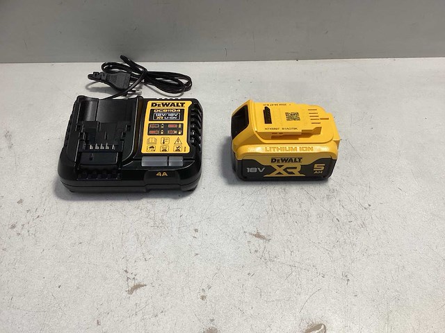 Dewalt accu 18v 5ah + lader dcb1104 - afbeelding 1 van  5
