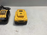 Dewalt accu 18v 5ah + lader dcb1104 - afbeelding 2 van  5