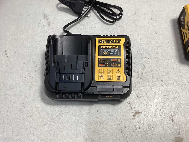 Dewalt accu 18v 5ah + lader dcb1104 - afbeelding 3 van  5