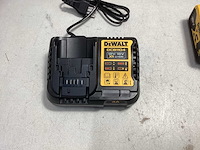 Dewalt accu 18v 5ah + lader dcb1104 - afbeelding 3 van  5