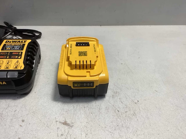 Dewalt accu 18v 5ah + lader dcb1104 - afbeelding 2 van  5