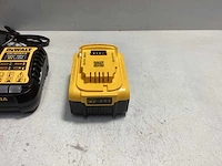 Dewalt accu 18v 5ah + lader dcb1104 - afbeelding 2 van  5