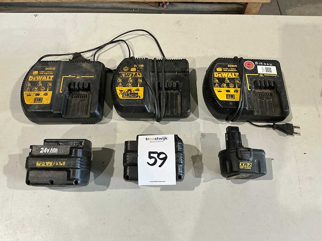 Dewalt acculader (3x) + accu (3x) - afbeelding 1 van  4