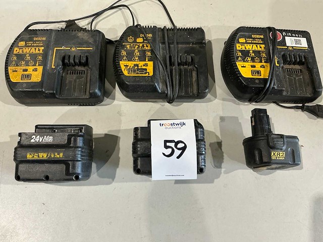 Dewalt acculader (3x) + accu (3x) - afbeelding 4 van  4
