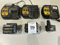 Dewalt acculader (3x) + accu (3x) - afbeelding 4 van  4