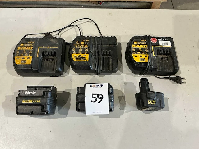 Dewalt acculader (3x) + accu (3x) - afbeelding 1 van  4