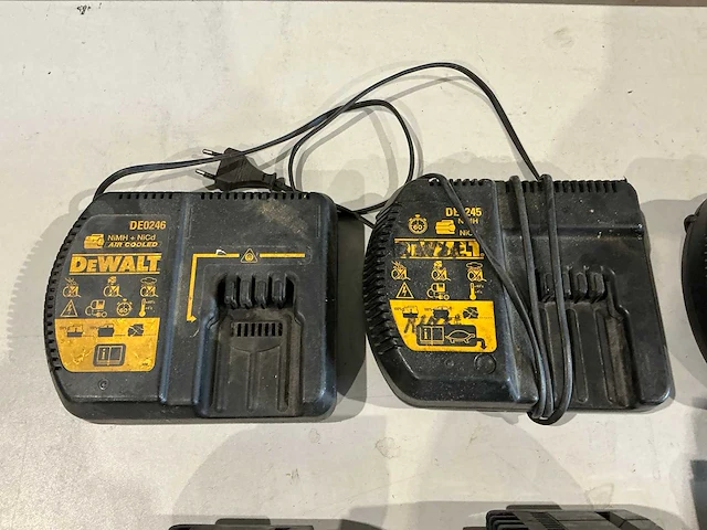 Dewalt acculader (3x) + accu (3x) - afbeelding 2 van  4