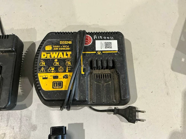 Dewalt acculader (3x) + accu (3x) - afbeelding 3 van  4