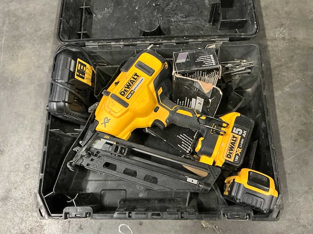Dewalt brushless afwerktacker met accu’s/acculader/koffer - afbeelding 1 van  3