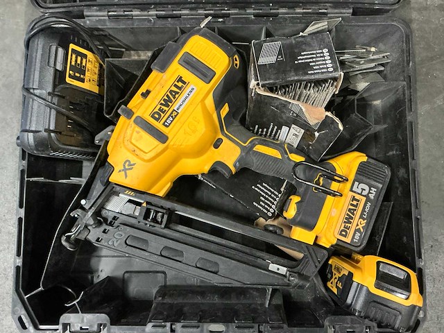 Dewalt brushless afwerktacker met accu’s/acculader/koffer - afbeelding 2 van  3