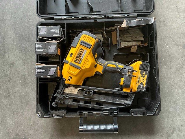 Dewalt brushless tacker met koffer/accu/afwerknagels - afbeelding 1 van  2