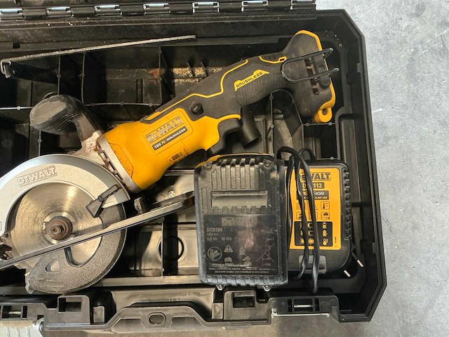 Dewalt cirkelzaagmachine dcs571nt met koffer/accu/acculader - afbeelding 2 van  3