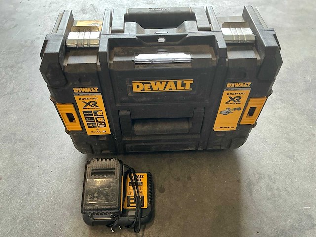 Dewalt cirkelzaagmachine dcs571nt met koffer/accu/acculader - afbeelding 3 van  3