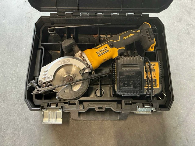 Dewalt cirkelzaagmachine dcs571nt met koffer/accu/acculader - afbeelding 1 van  3