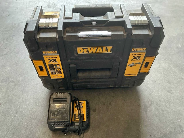 Dewalt cirkelzaagmachine dcs571nt met koffer/accu/acculader - afbeelding 3 van  3