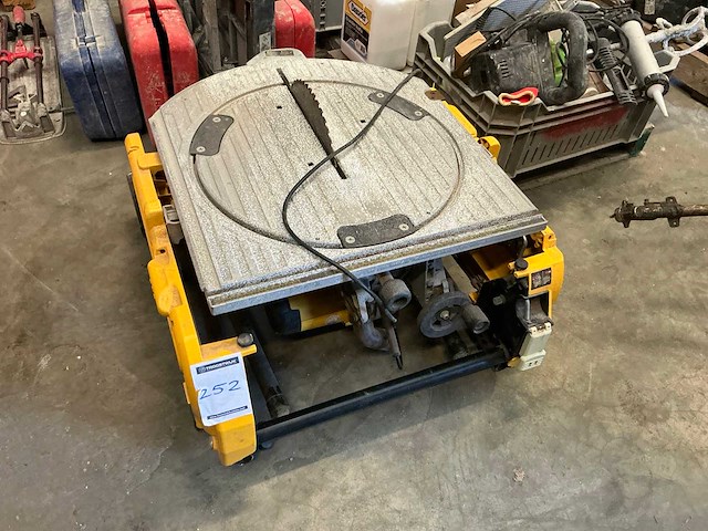 Dewalt d27107xps flip-over zaagmachine - afbeelding 1 van  6