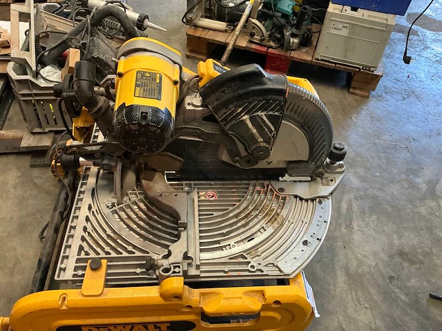 Dewalt d27107xps flip-over zaagmachine - afbeelding 5 van  6