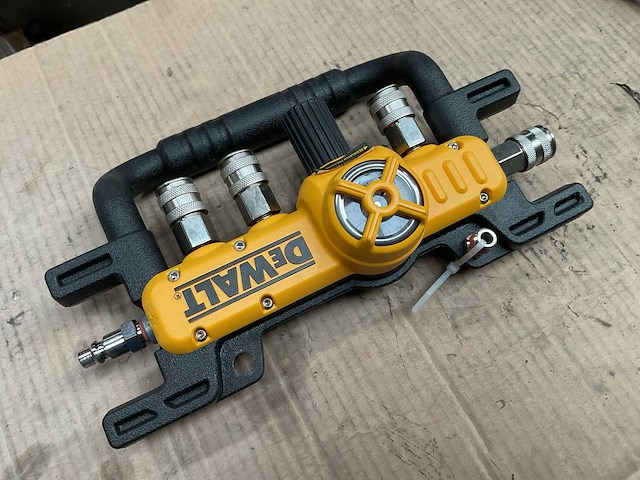 Dewalt d55040 quadraport air line splitter - afbeelding 1 van  4