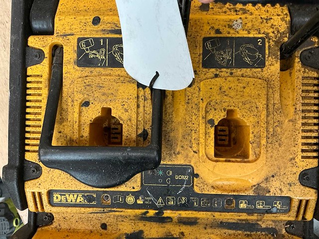Dewalt dc022- qw bouwlamp met oplader - afbeelding 3 van  3