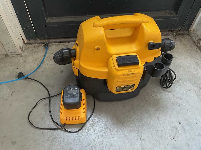 Dewalt dc500 stofzuiger op accu - afbeelding 1 van  2