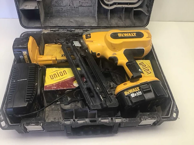 Dewalt dc618 tacker incl. accu’s en lader - afbeelding 1 van  5