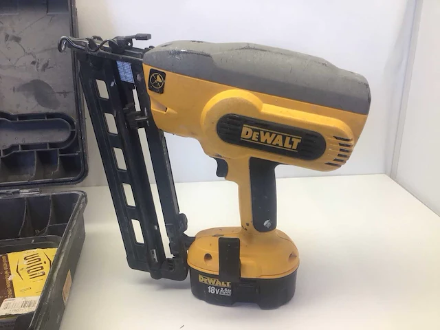 Dewalt dc618 tacker incl. accu’s en lader - afbeelding 2 van  5