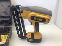 Dewalt dc618 tacker incl. accu’s en lader - afbeelding 2 van  5