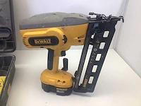 Dewalt dc618 tacker incl. accu’s en lader - afbeelding 3 van  5