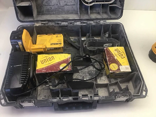 Dewalt dc618 tacker incl. accu’s en lader - afbeelding 4 van  5