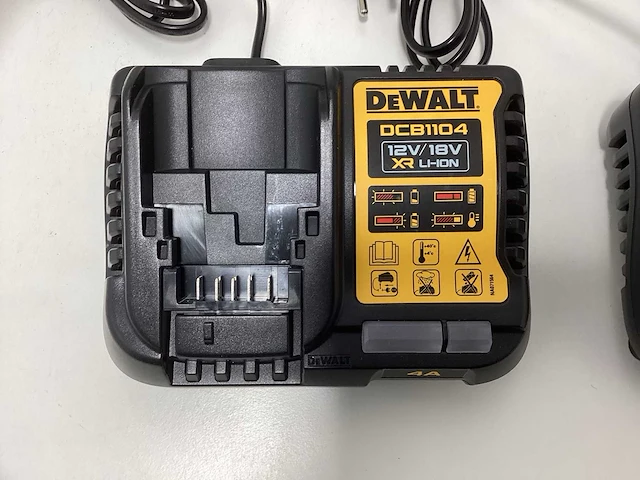 Dewalt dcb1104 12v / 18v xr acculader (2x) - afbeelding 1 van  5