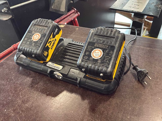 Dewalt dcb132 lader en accu’s (3x) - afbeelding 1 van  5