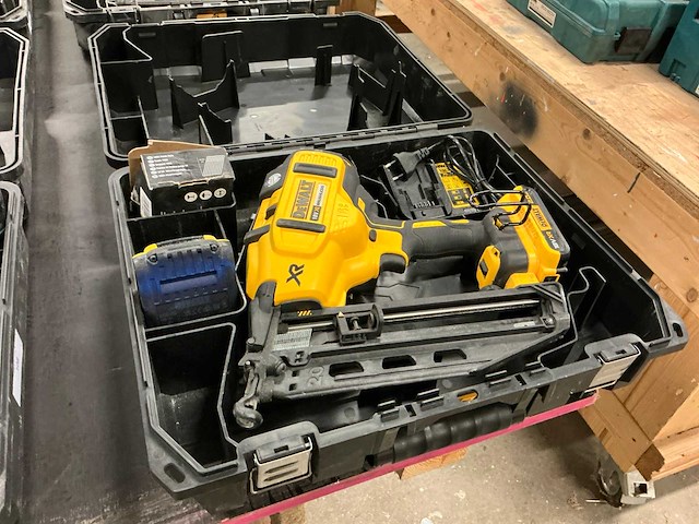 Dewalt dcn660 afwerktacker - afbeelding 1 van  3